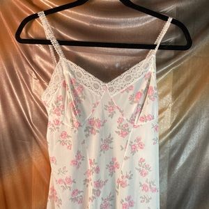 Vintage‎ 1950’s full slip chemise pink roses and white lace. 32” chest 209